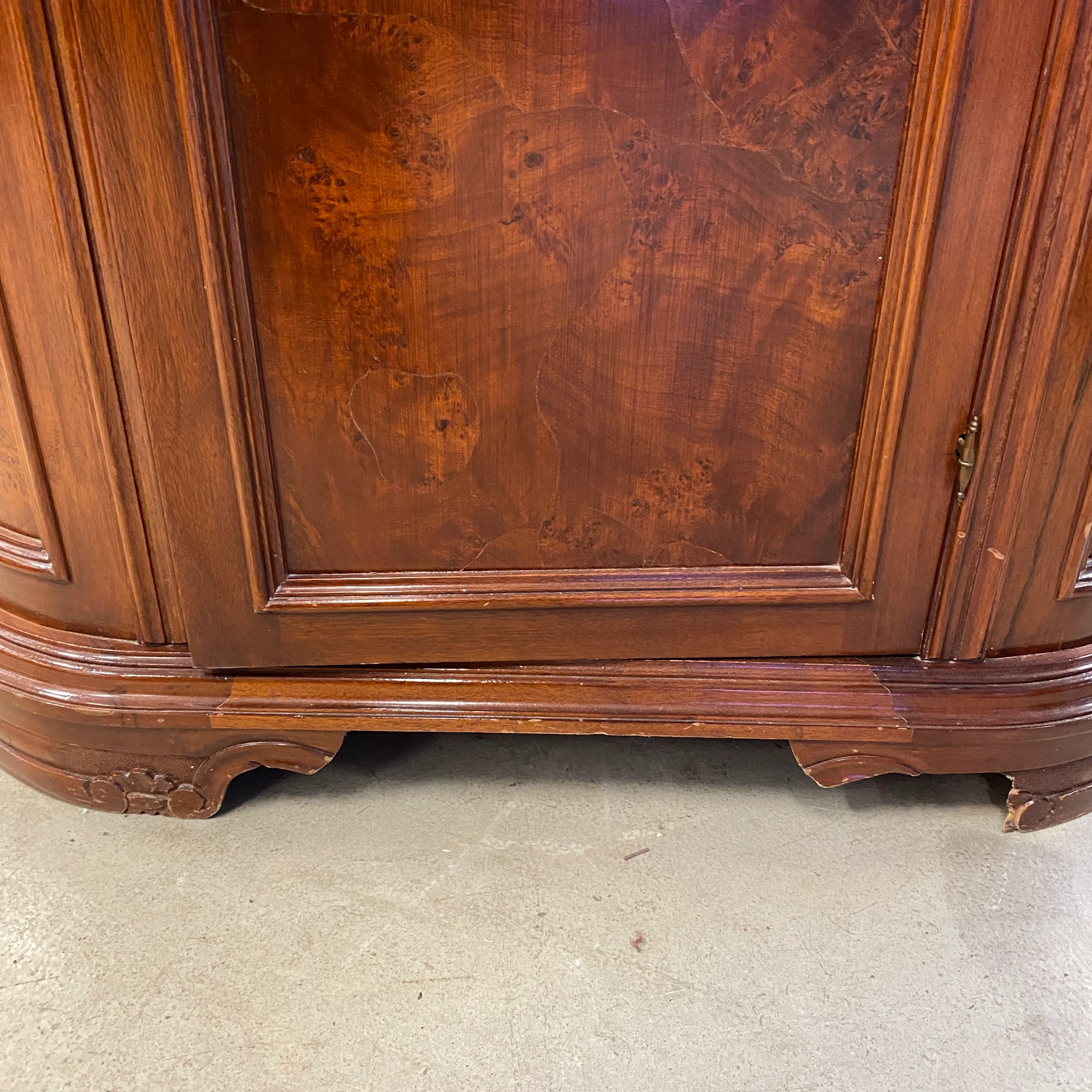Antiker Vitrinenschrank im Barockstil mit Glasfront – dekorativer Wohnzimmerschrank – Schrank gebraucht - Image 5