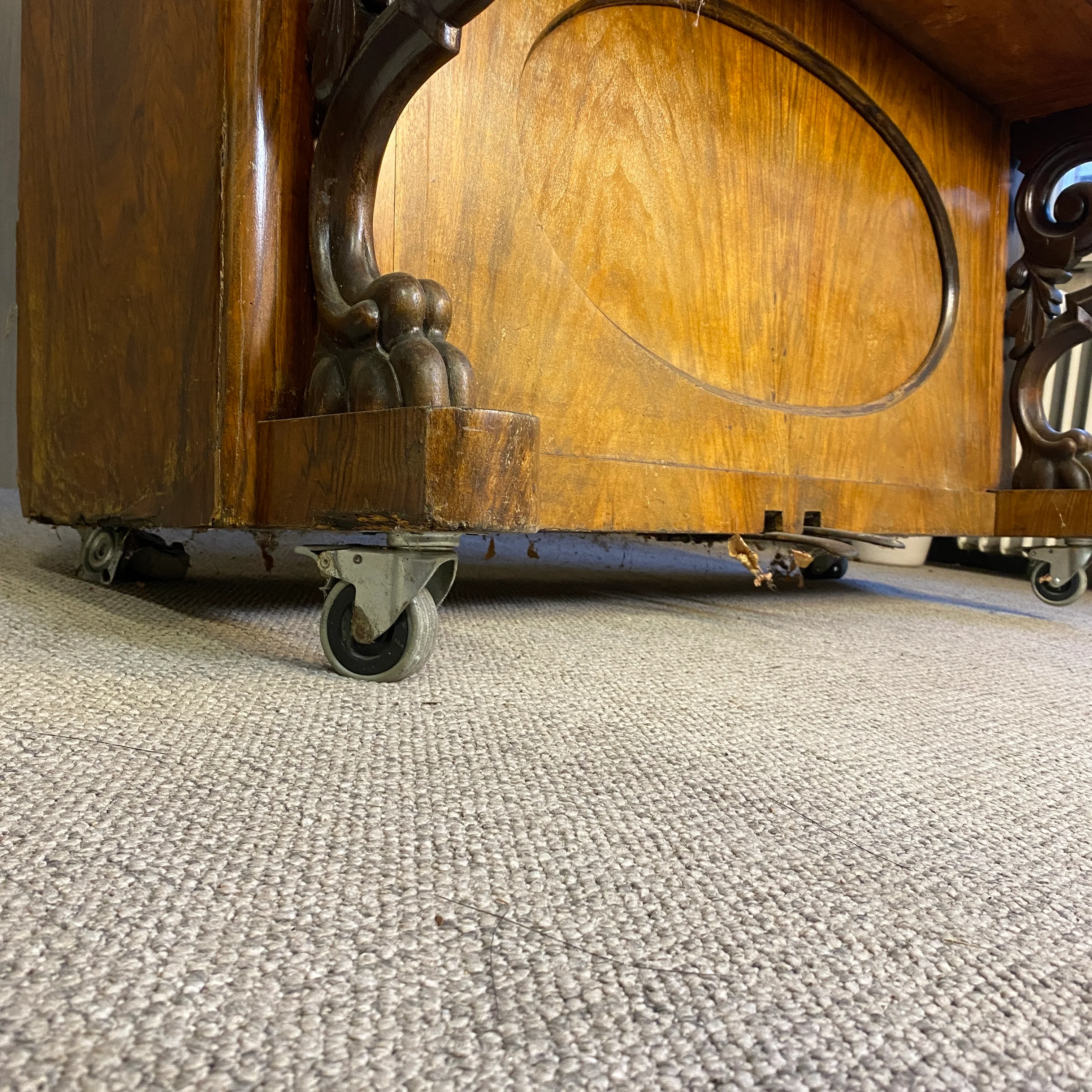 Antikes Upright Klavier im Barockstil mit Holzschnitzereien – dekoratives Vintage - gebraucht - Image 10