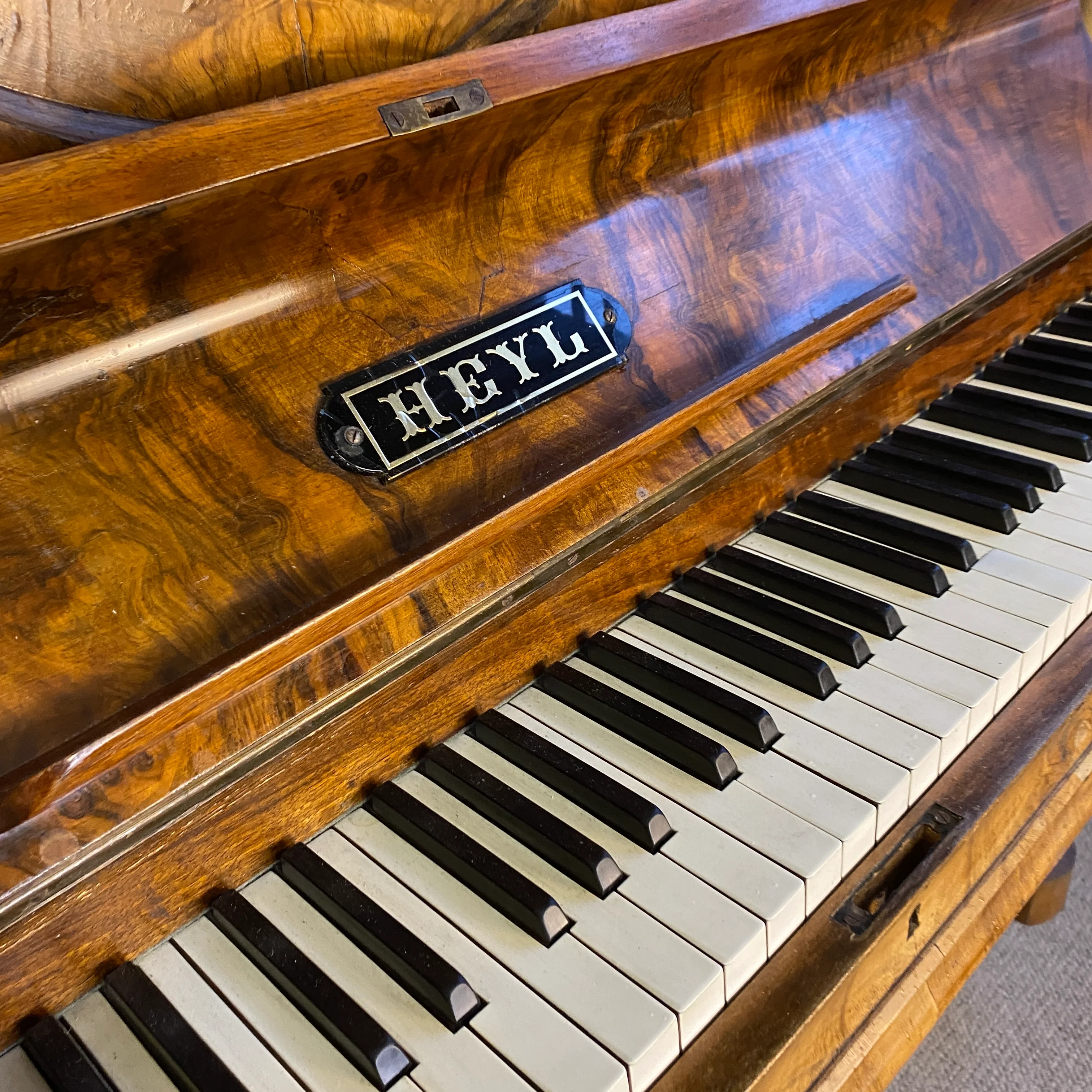 Antikes Upright Klavier im Barockstil mit Holzschnitzereien – dekoratives Vintage - gebraucht - Image 3