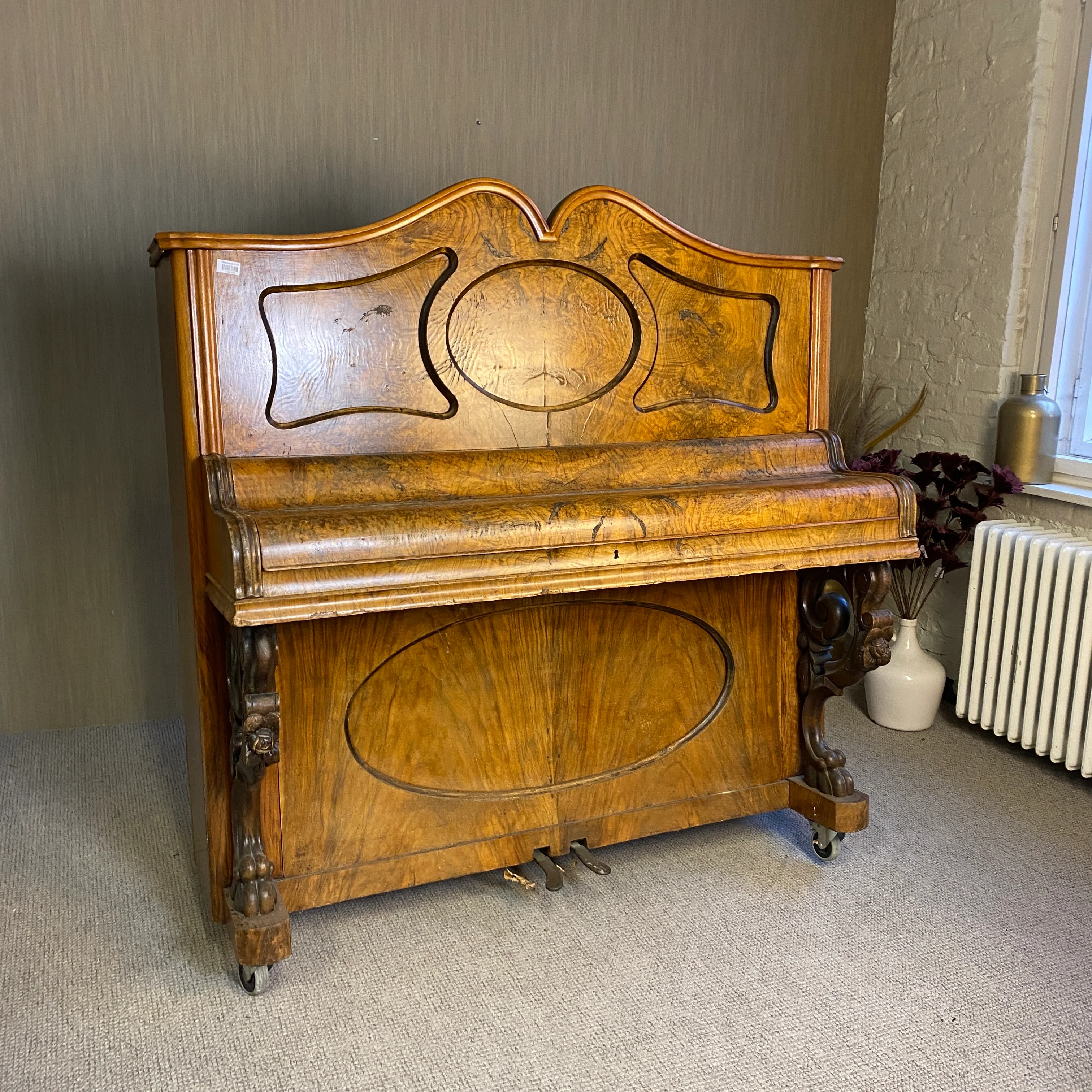 Antikes Upright Klavier im Barockstil mit Holzschnitzereien – dekoratives Vintage - gebraucht - Image 9