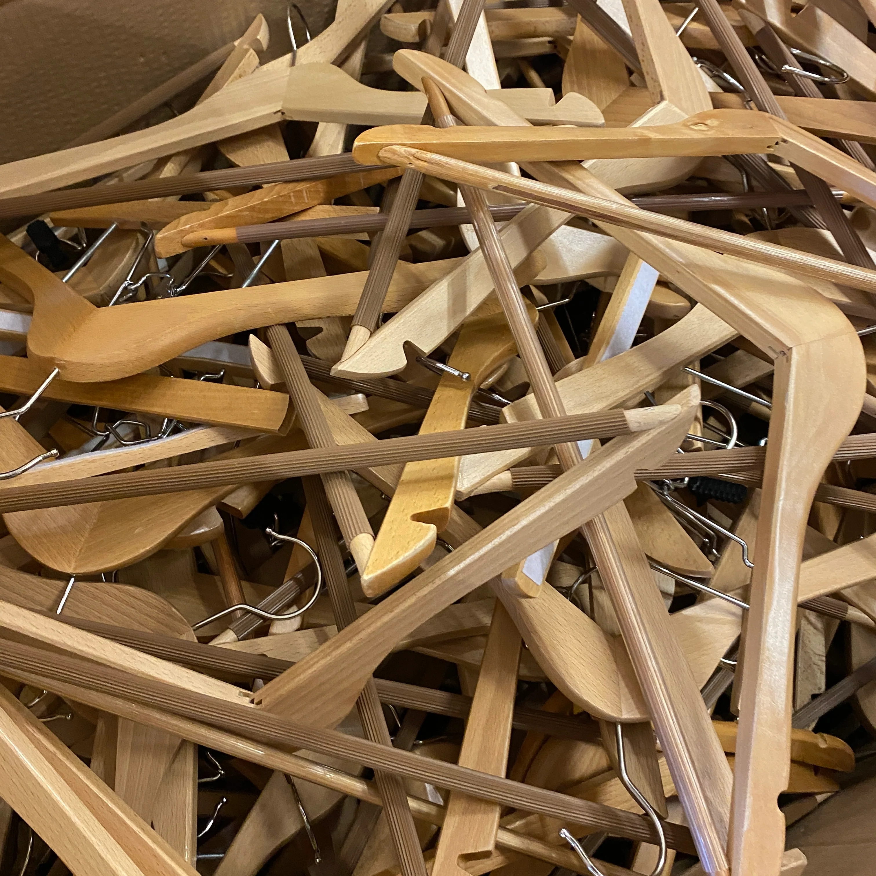 Diverse Kleiderbügel Holz verschieden mit Steg - Image 3