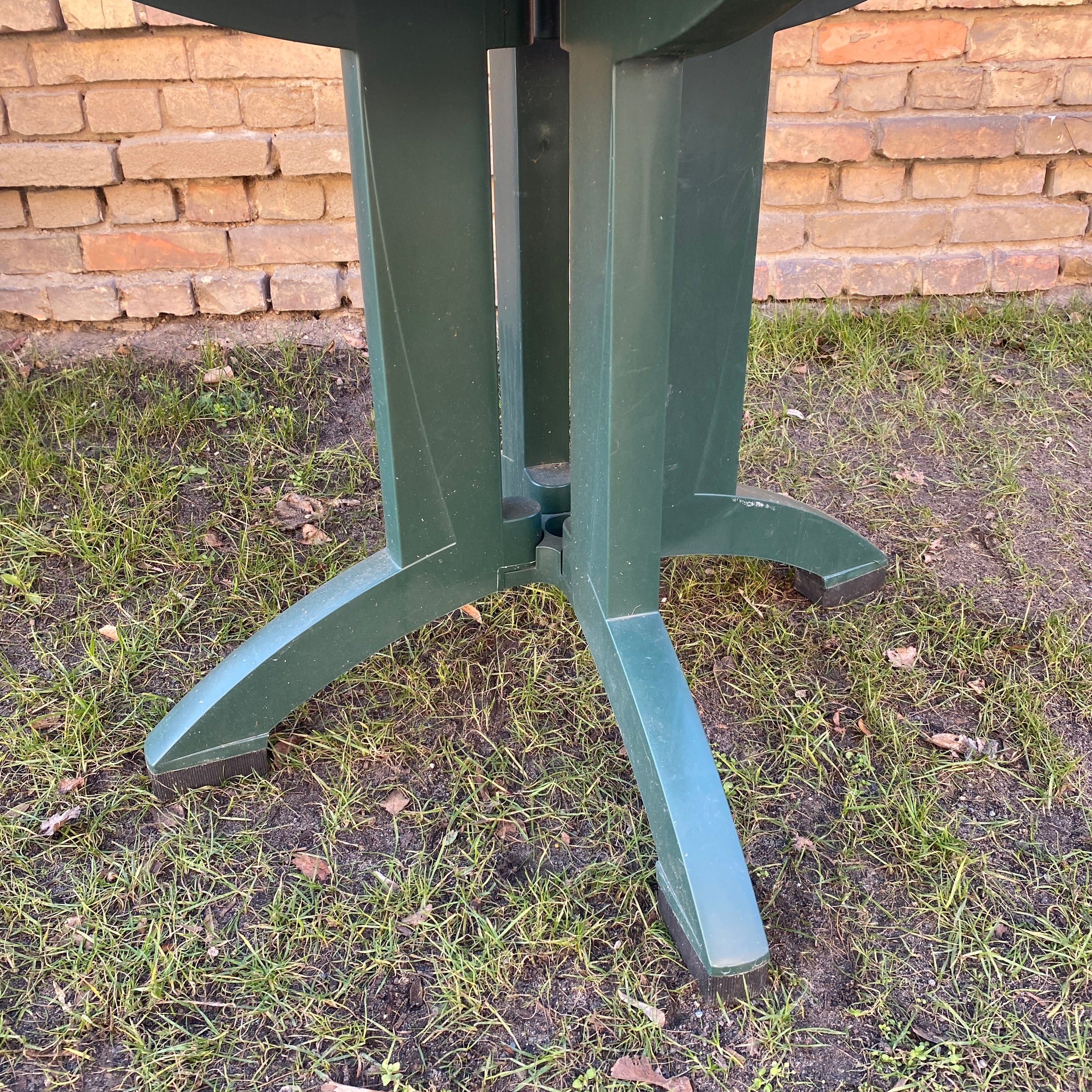 Grosfillex Outdoor Gartentisch gebraucht dunkelgrün Kunststoff Tisch klappbar - Image 3