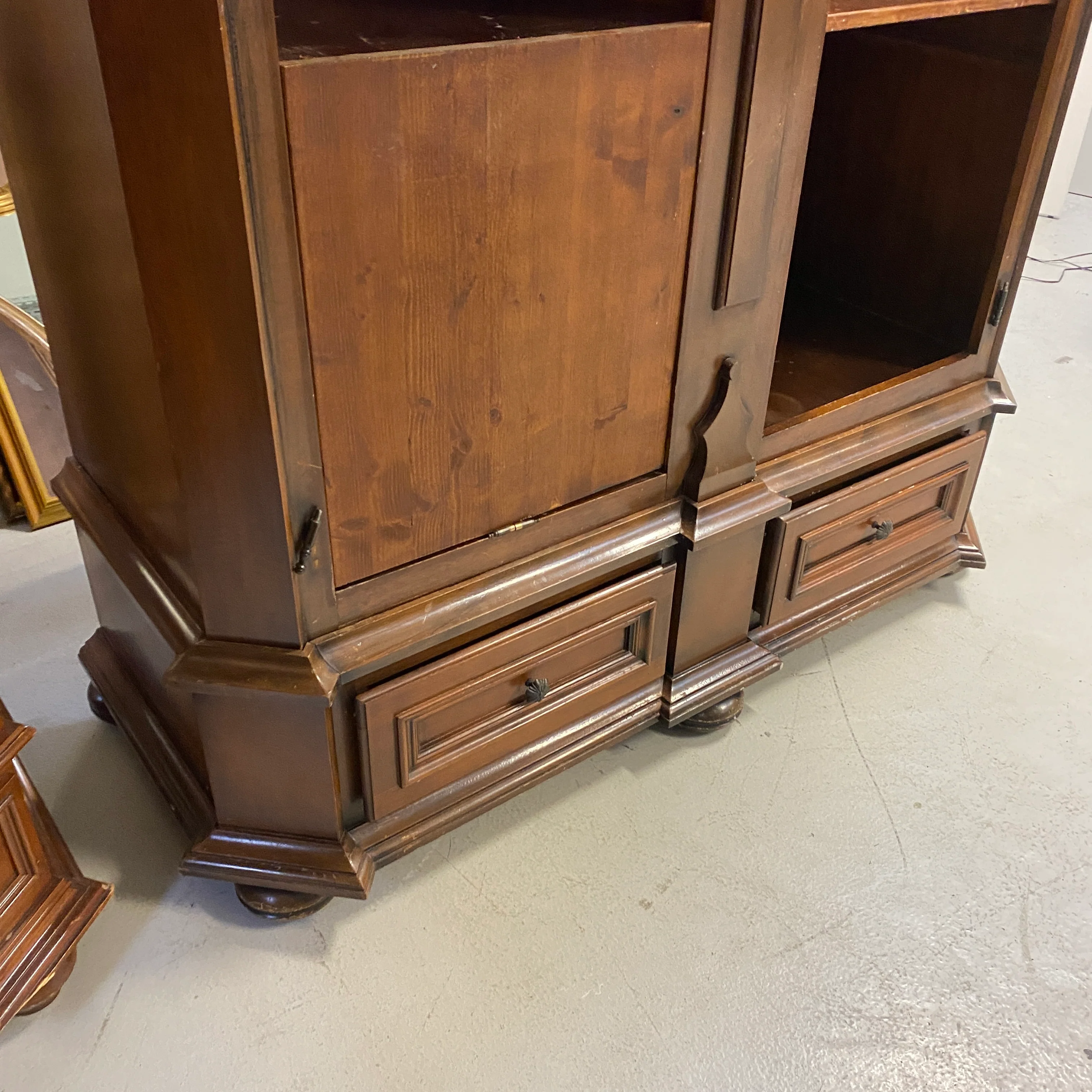 Großer Holzschrank im französischen Landhausstil mit Schubladen – dekorative Vintage Schrank gebraucht - Image 5