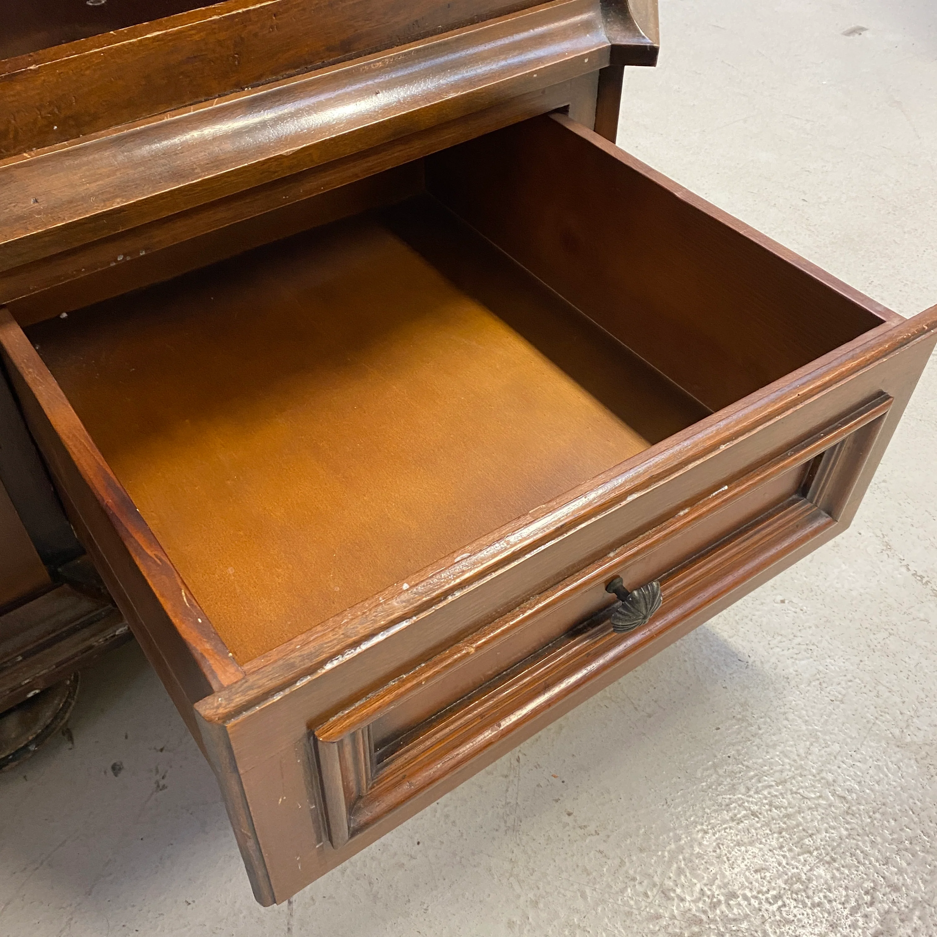Großer Holzschrank im französischen Landhausstil mit Schubladen – dekorative Vintage Schrank gebraucht - Image 8