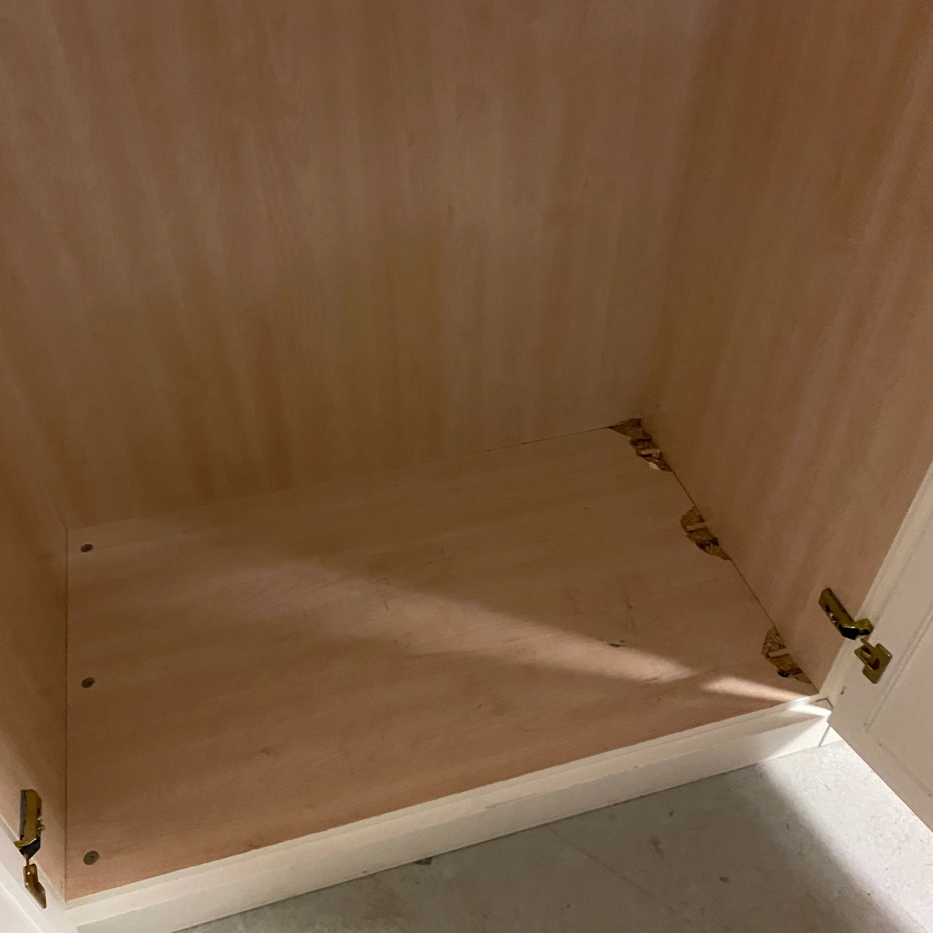 Kleiderschrank Krone weiß Fächer – Schrank gebraucht - Image 3