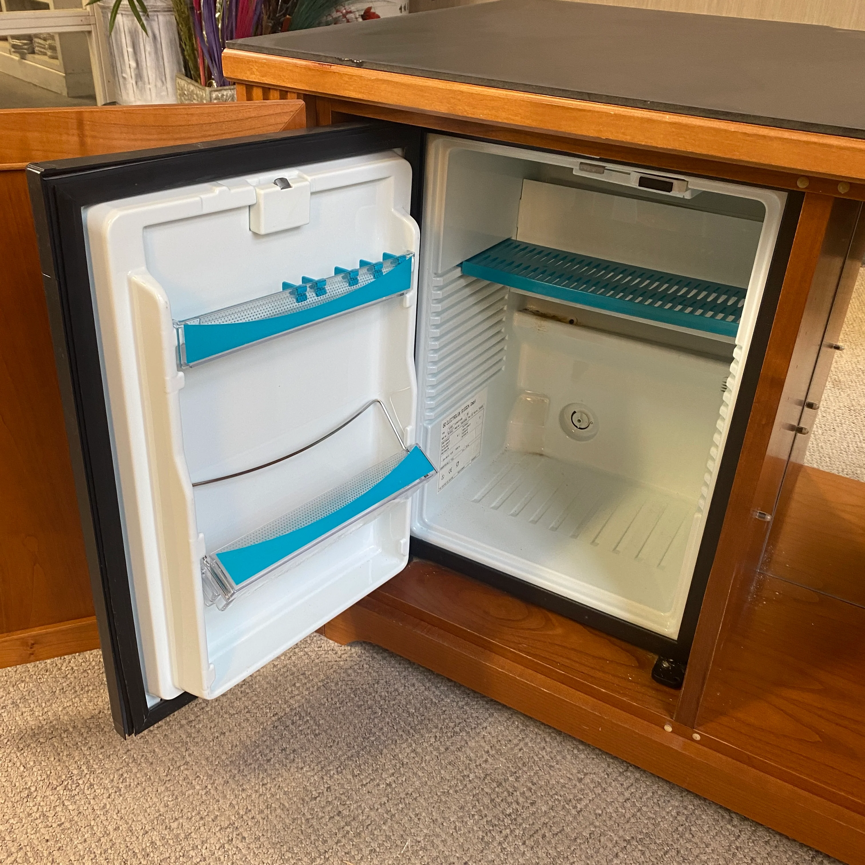 Sideboard mit Minibar Kirsche Holz mit schwarzer Deckplatte – Kommode gebraucht - Image 3