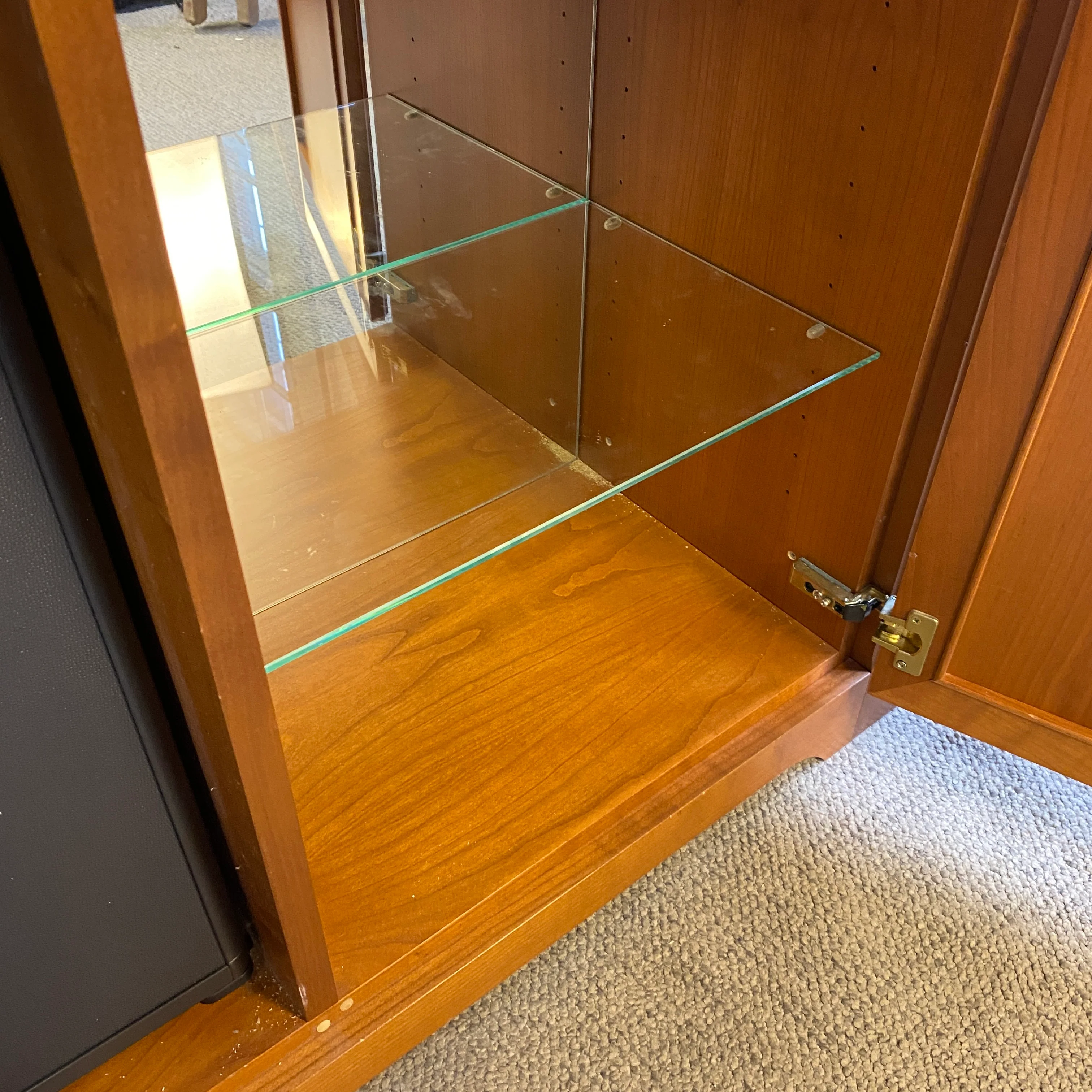 Sideboard mit Minibar Kirsche Holz mit schwarzer Deckplatte – Kommode gebraucht - Image 4