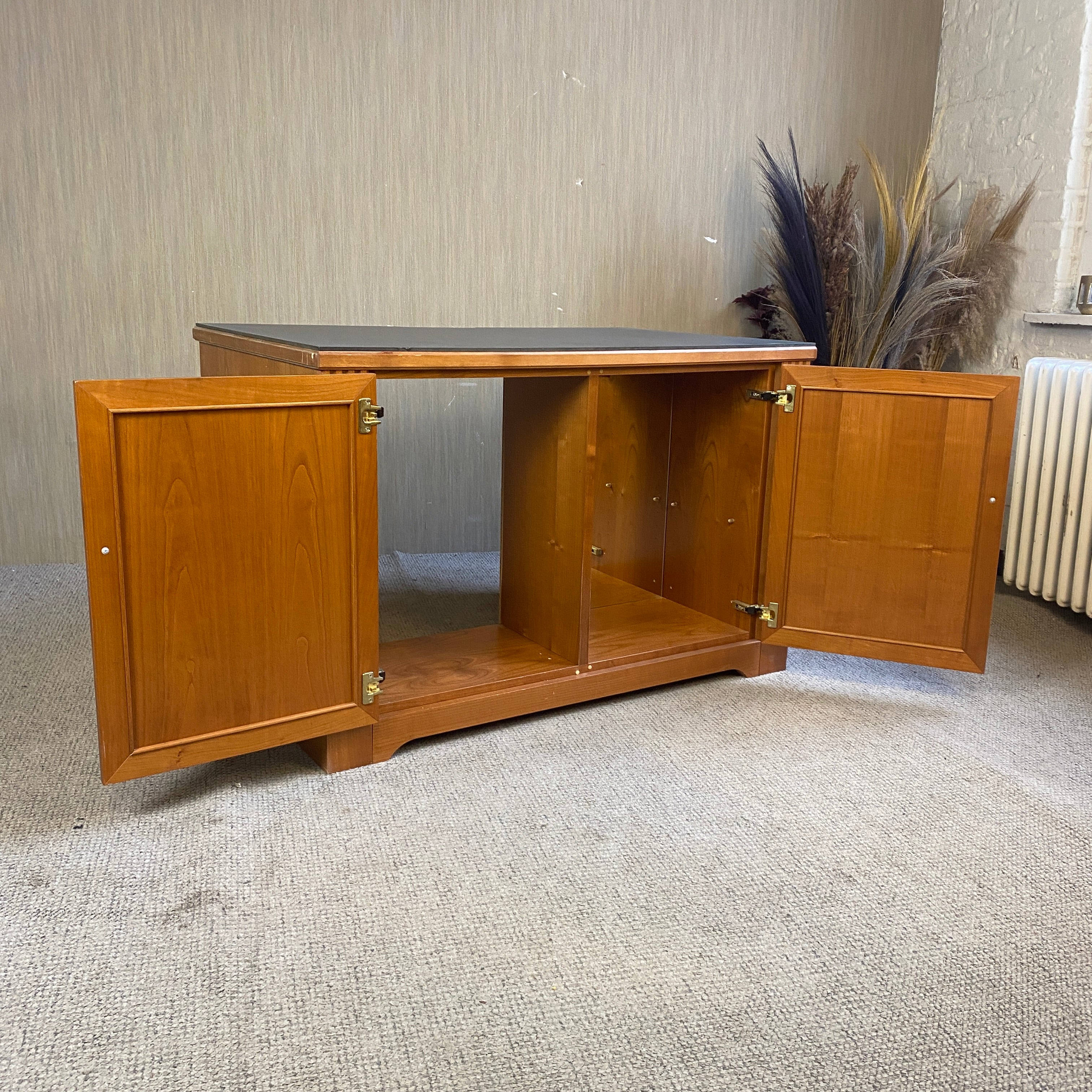 Sideboard mit Minibar Kirsche Holz mit schwarzer Deckplatte – Kommode gebraucht - Image 5