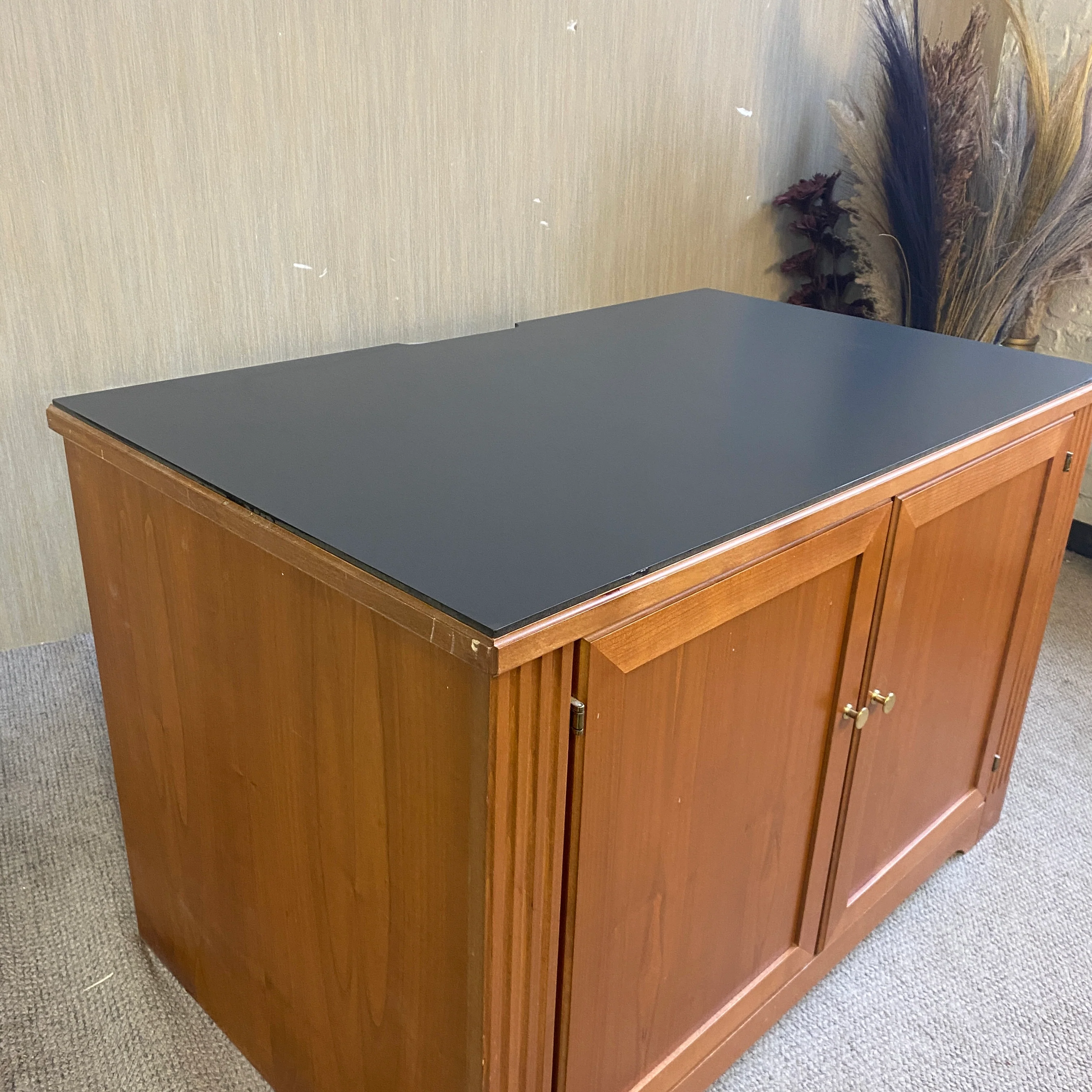 Sideboard mit Minibar Kirsche Holz mit schwarzer Deckplatte – Kommode gebraucht - Image 6