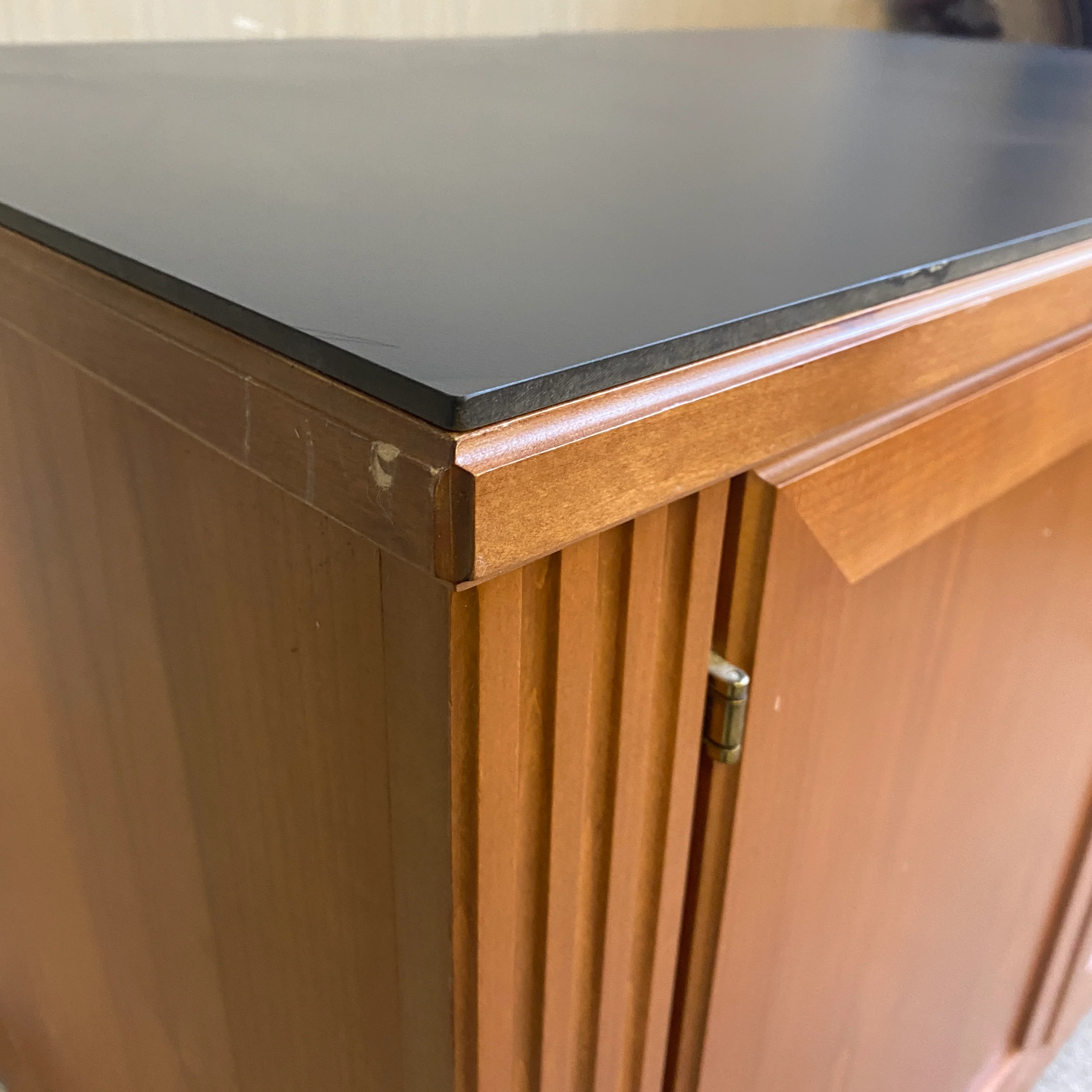 Sideboard mit Minibar Kirsche Holz mit schwarzer Deckplatte – Kommode gebraucht - Image 7