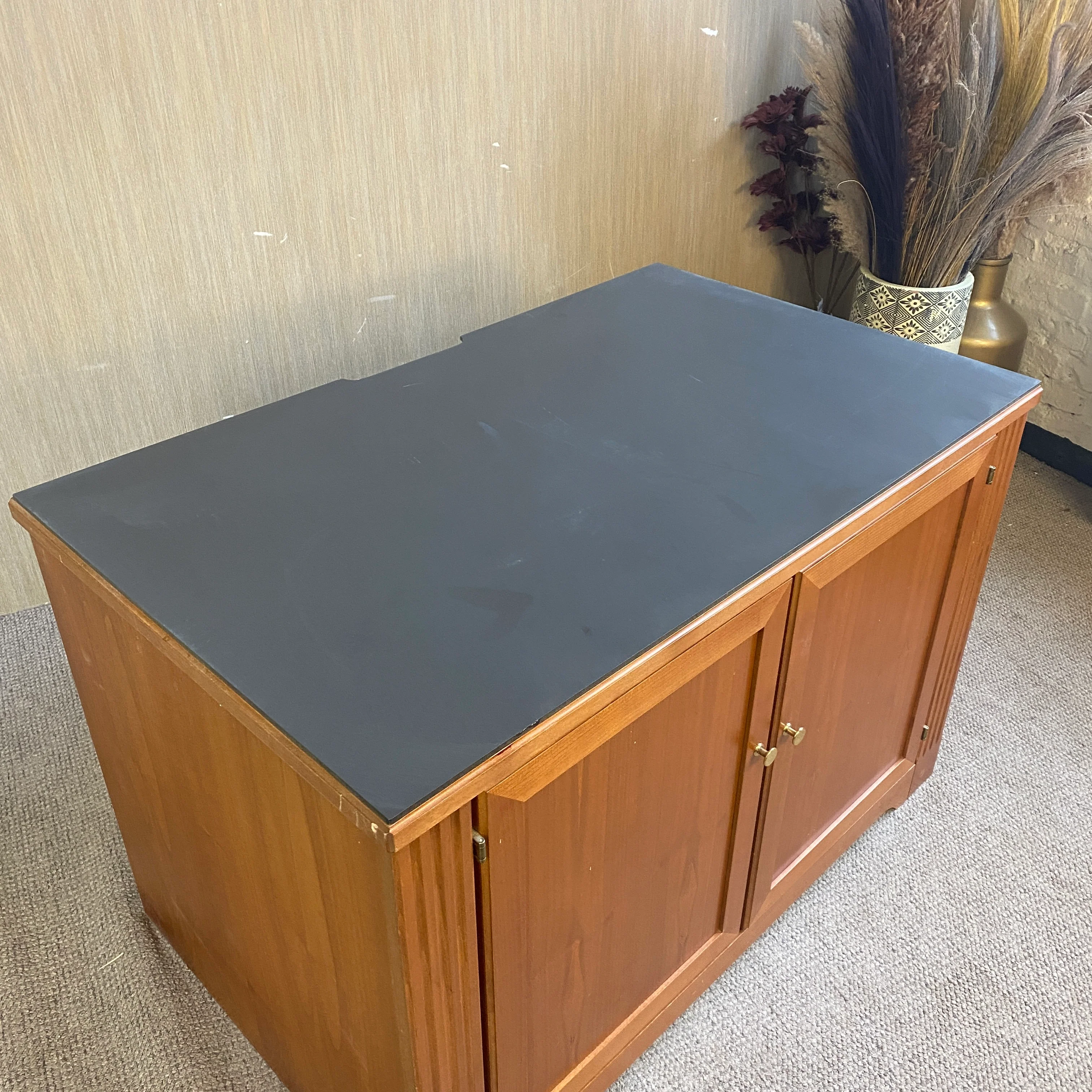 Sideboard mit Minibar Kirsche Holz mit schwarzer Deckplatte – Kommode gebraucht - Image 8