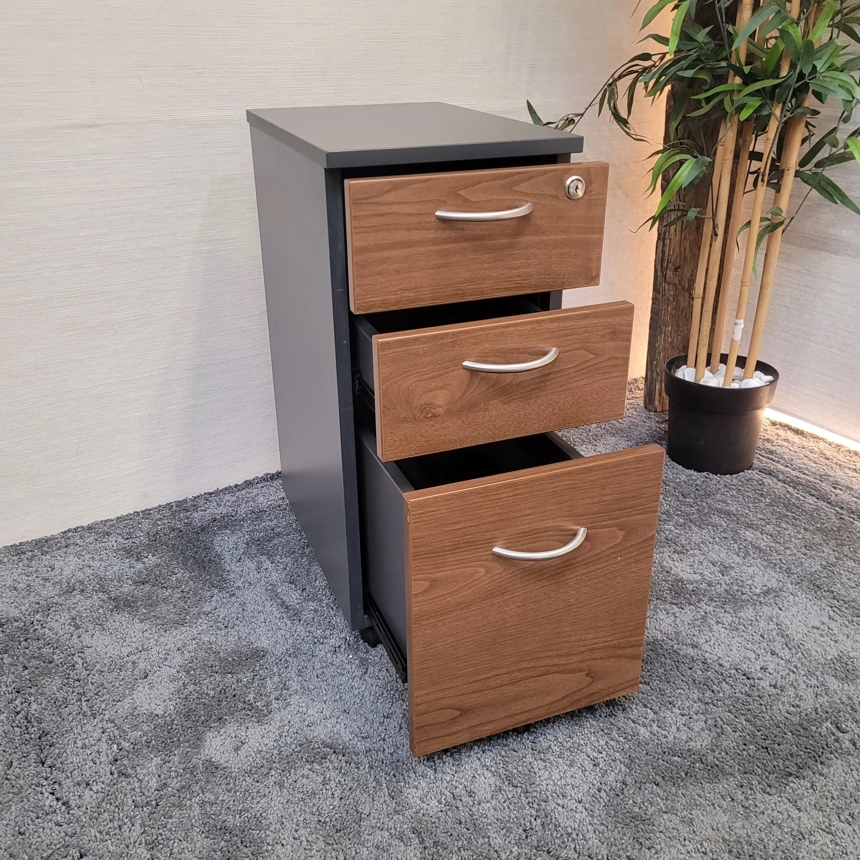 Rollcontainer Nussbaum – Bürocontainer mit Schubladen, Anthrazit, gebrauch - Image 3