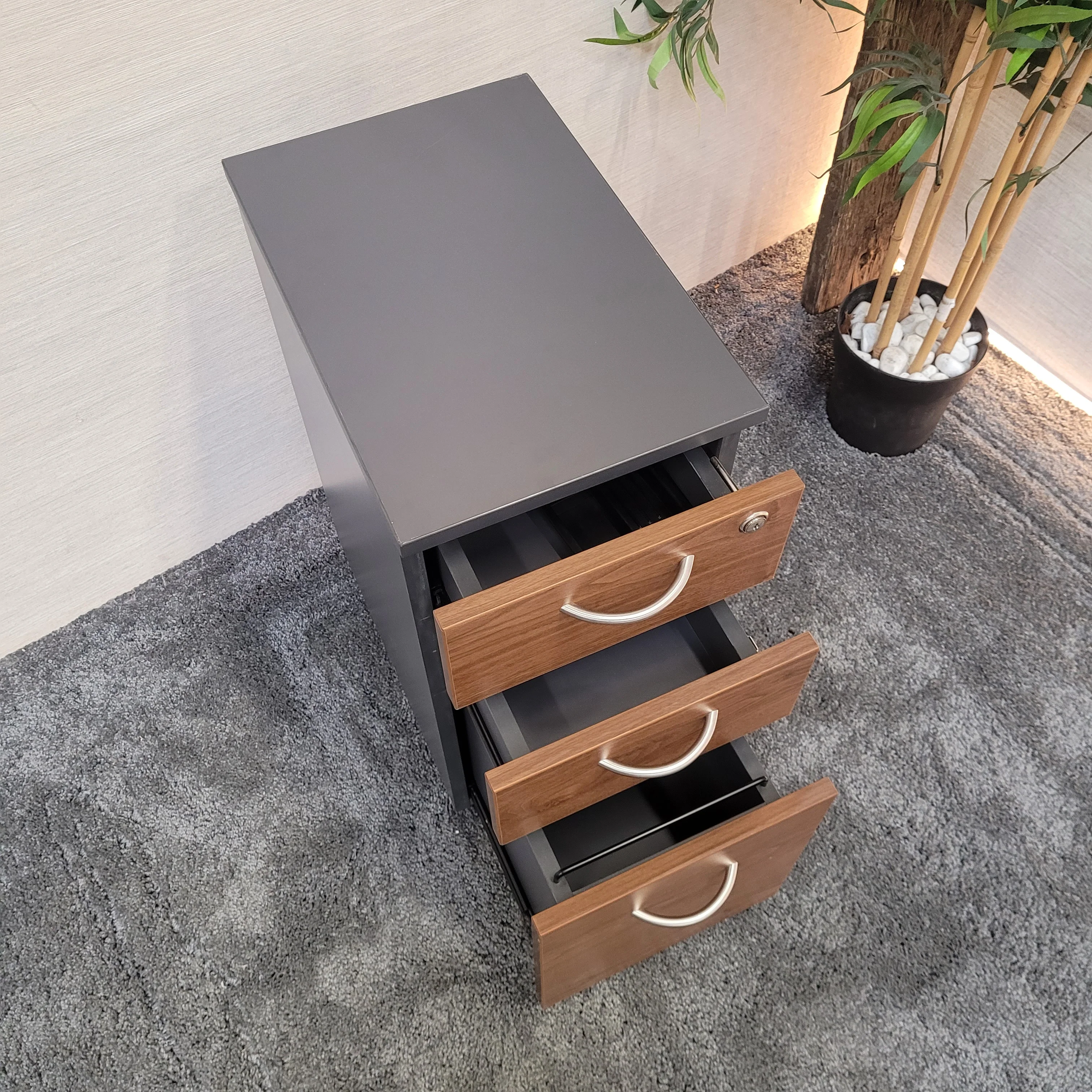 Rollcontainer Nussbaum – Bürocontainer mit Schubladen, Anthrazit, gebrauch - Image 4