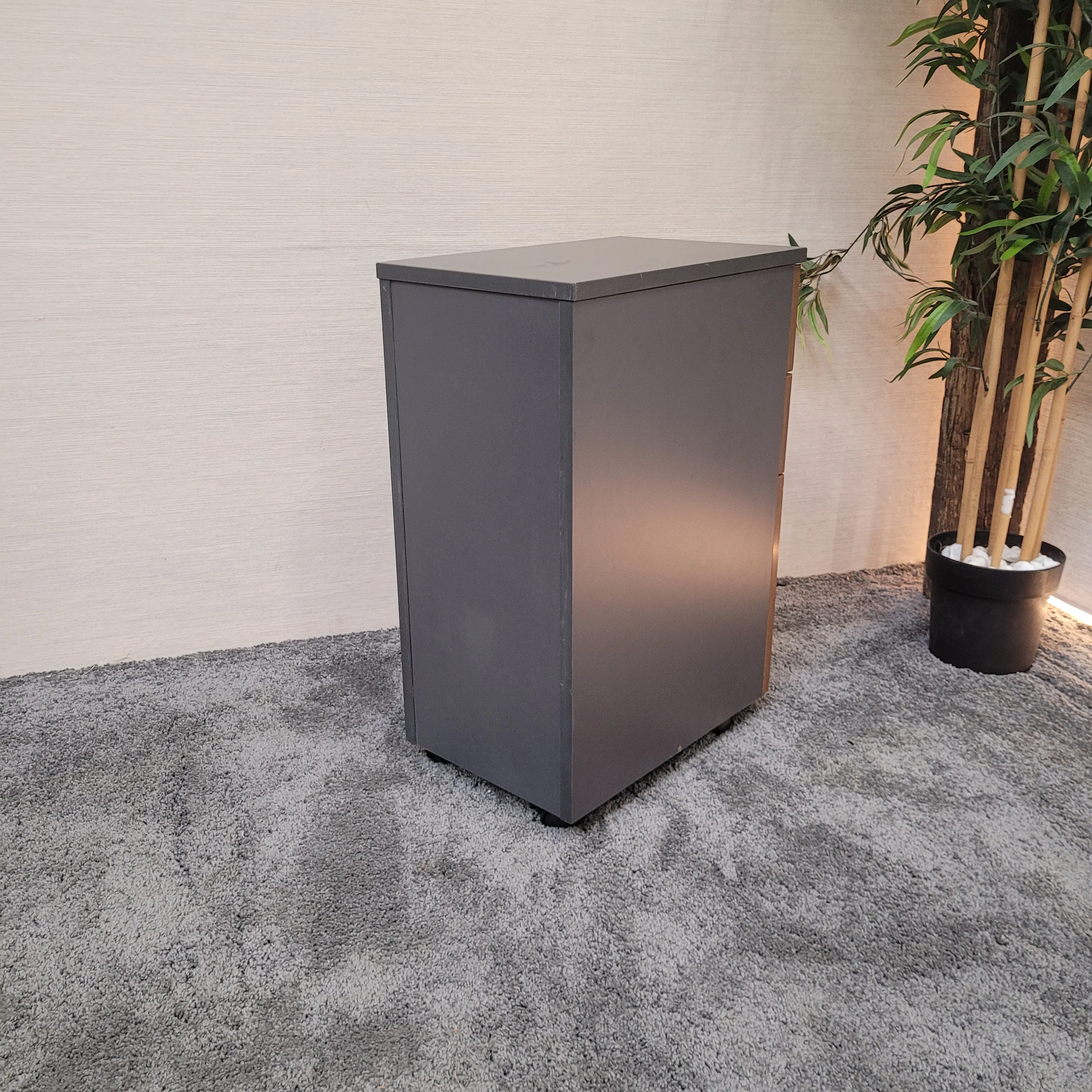 Rollcontainer Nussbaum – Bürocontainer mit Schubladen, Anthrazit, gebrauch - Image 5