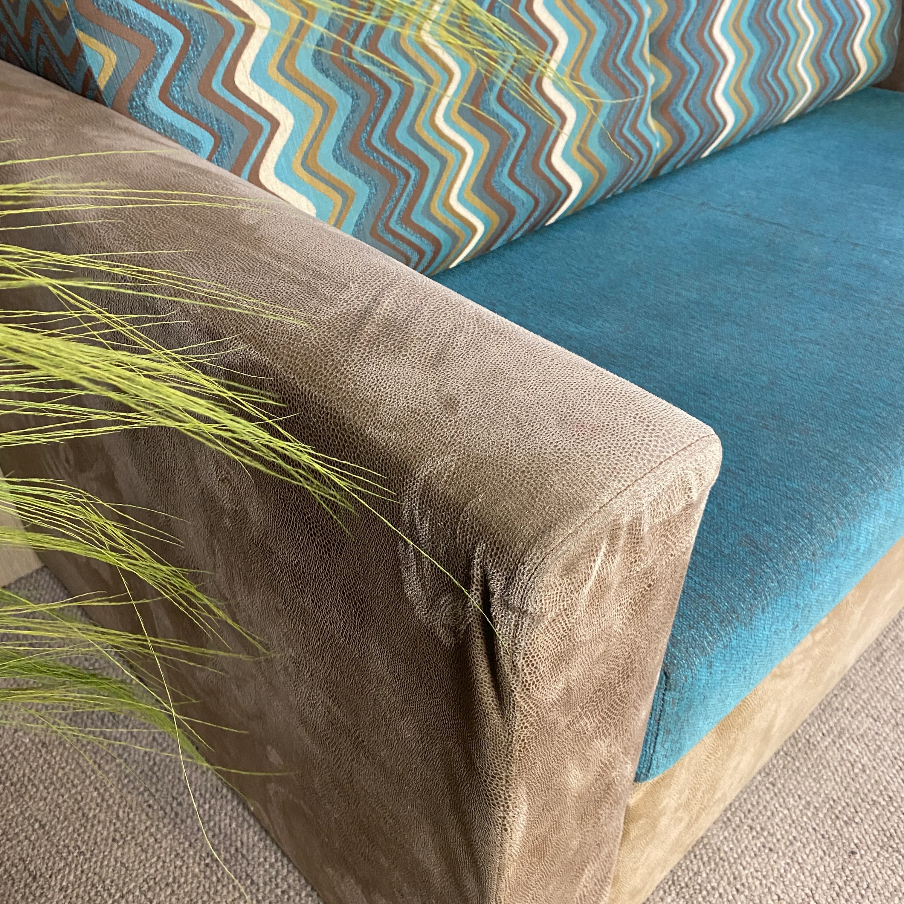 Schlafsofa mit Wildlederimitat 2 Sitzer Couch – Sofa gebraucht - Image 4