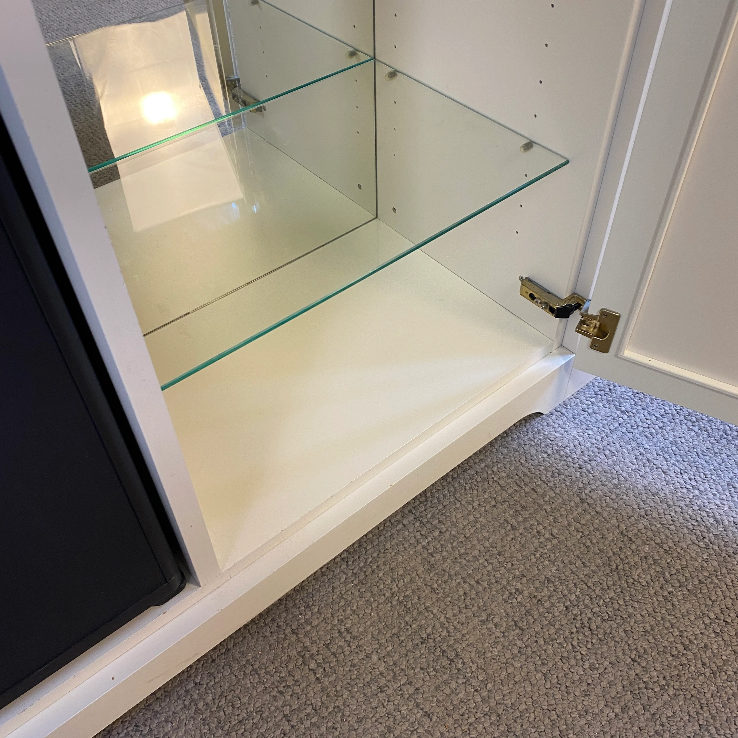 Sideboard mit Minibar weiß mit Deckplatte – Kommode gebraucht - Image 3