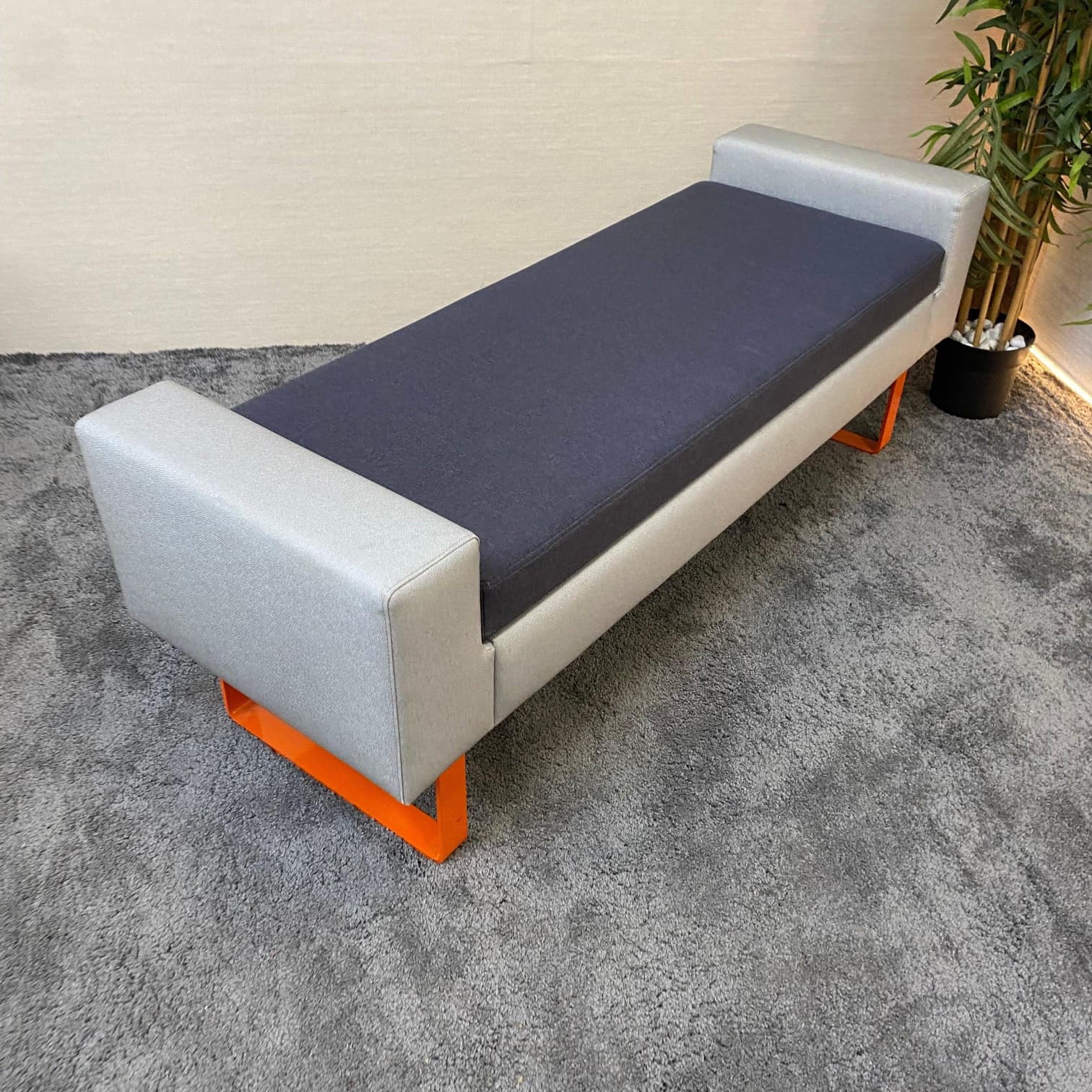 Gepolsterte Sitzbank grau mit Metallfüßen – Bank gebraucht - Image 5