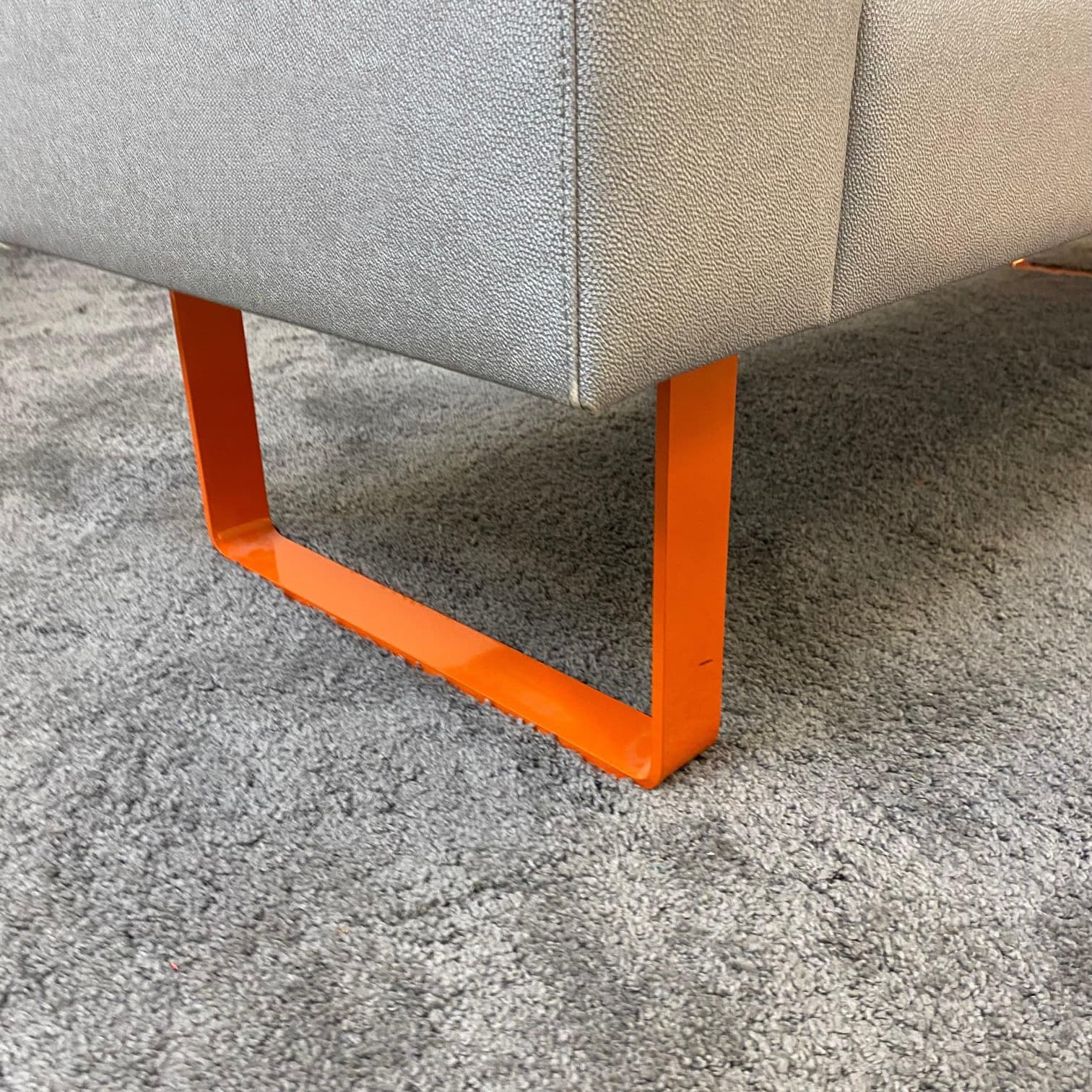 Gepolsterte Sitzbank grau mit Metallfüßen – Bank gebraucht - Image 6