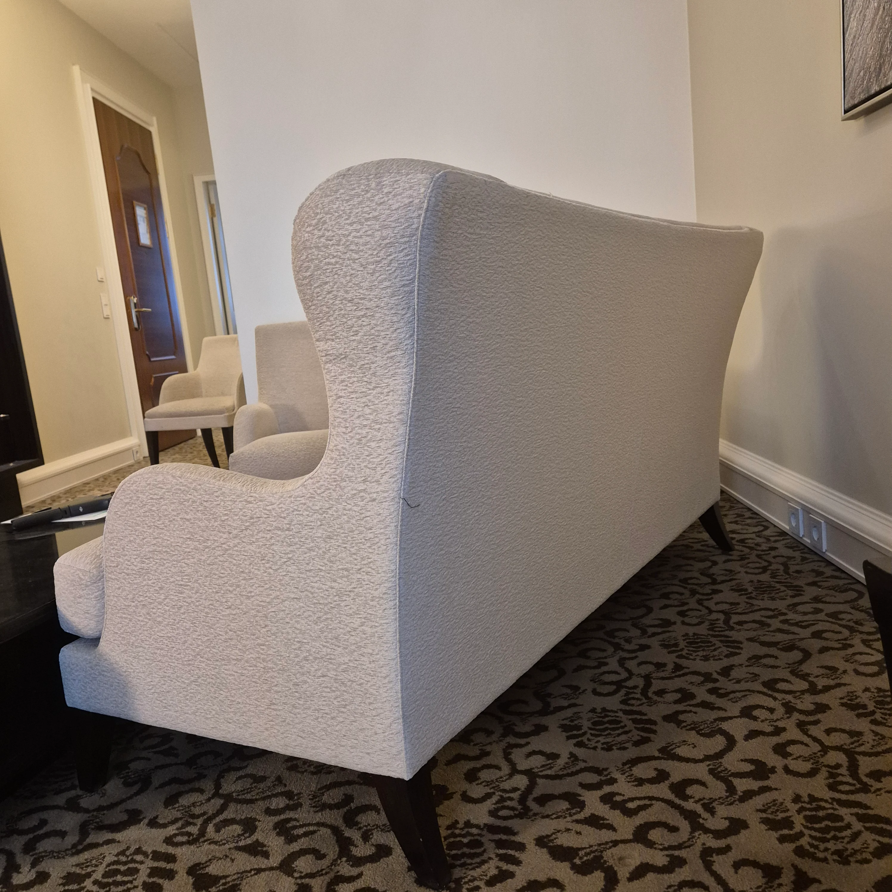 Luxus Sofa 2-Sitzer klassisch beige -  Atlantic Hotel Hamburg - gebraucht Couch - Image 3